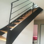 Escalier classique en bois bicolore et rampe en acier