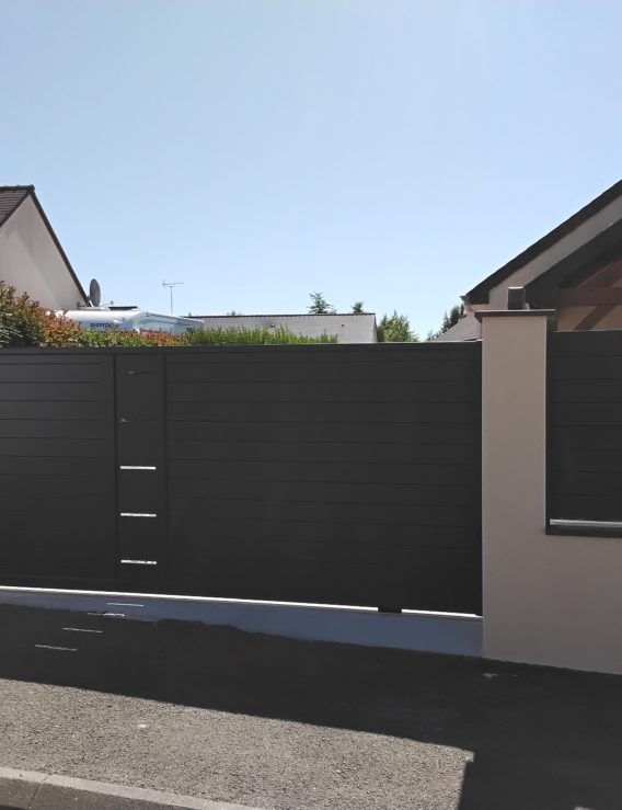 Réalisation d’un ensemble clôture et portail motorisé en aluminium RAL 7016