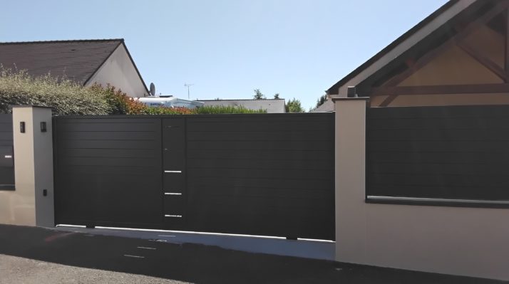 Réalisation d’un ensemble clôture et portail motorisé en aluminium RAL 7016